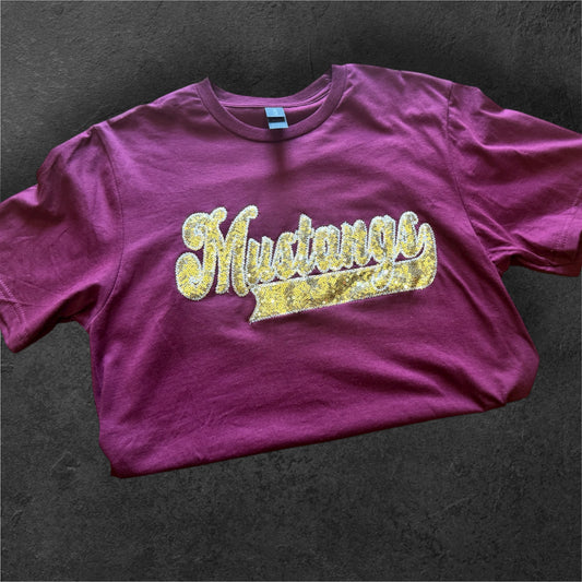 MUSTANGS VARSITY SCRIPT GOLD SEQUIN TEE